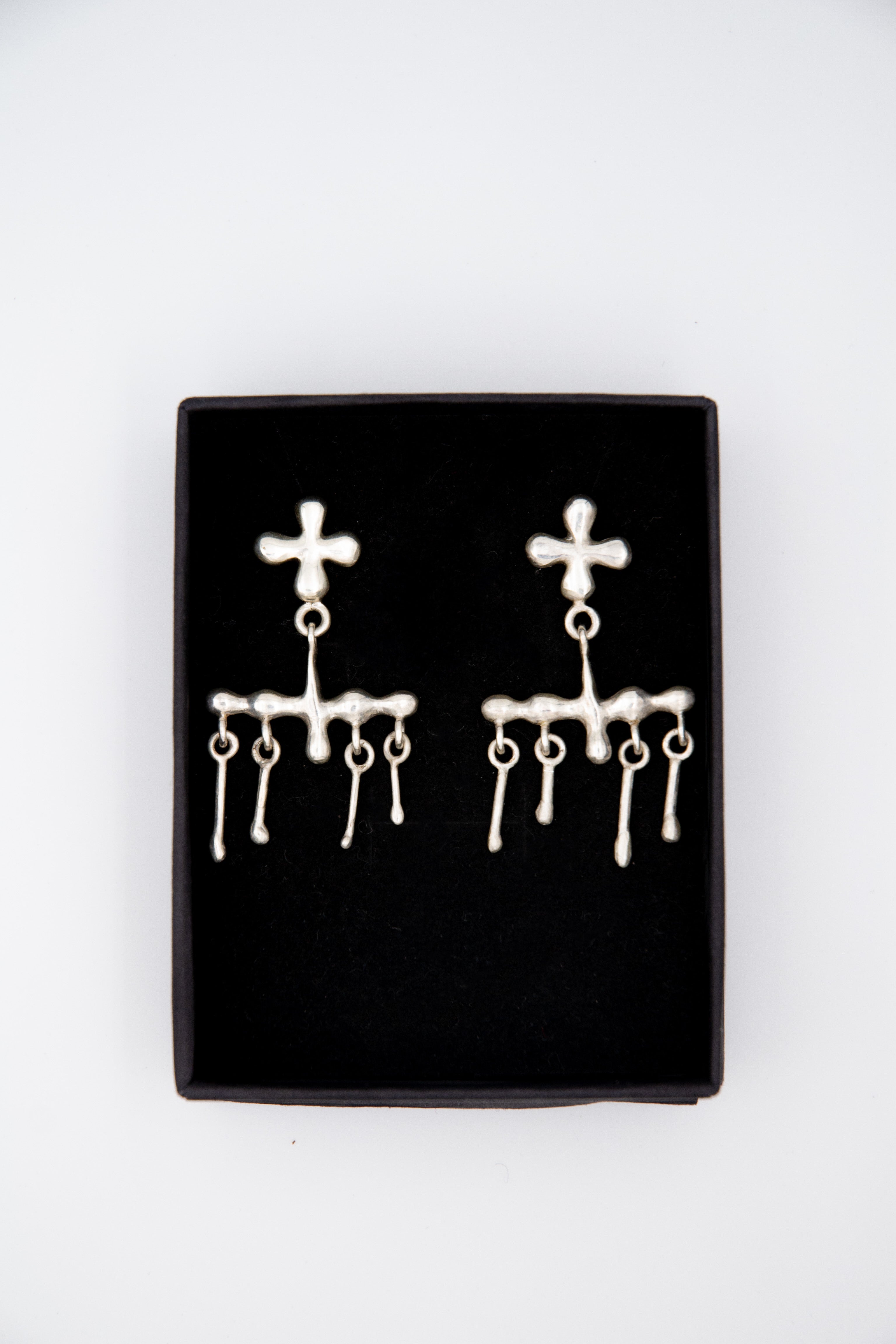 Cross earrings with a twist
